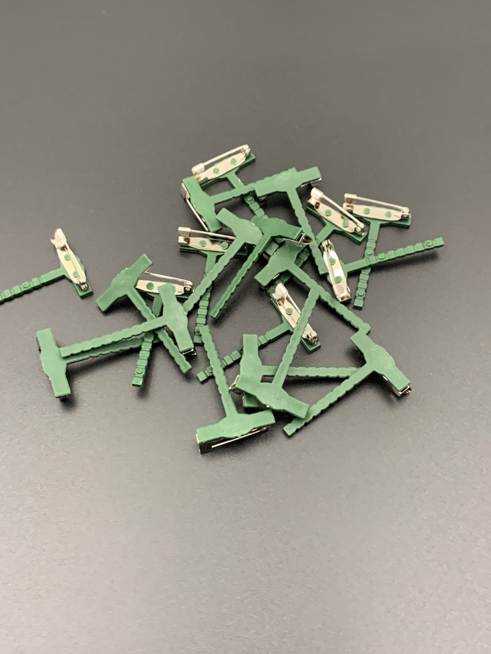 Основа для бутоньєрки (20 шт) - Букети, бутоньєрки, набори для творчості Основа для бутоньєрки (20 шт) - Букети, бутоньєрки, набори для творчості