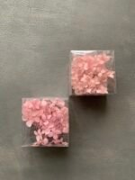 Дві пластикових коробочки з стабілізованою гортензією рожевою 2,5 г на сірому фоні