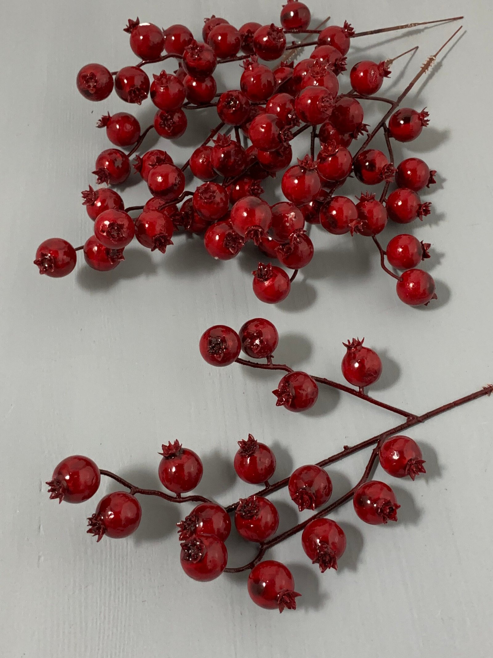 Штучні ягідки на стеблі гранати червоні h28. H6. - Штучні ягоди та плоди Штучні ягідки на стеблі гранати червоні h28. H6. - Штучні ягоди та плоди