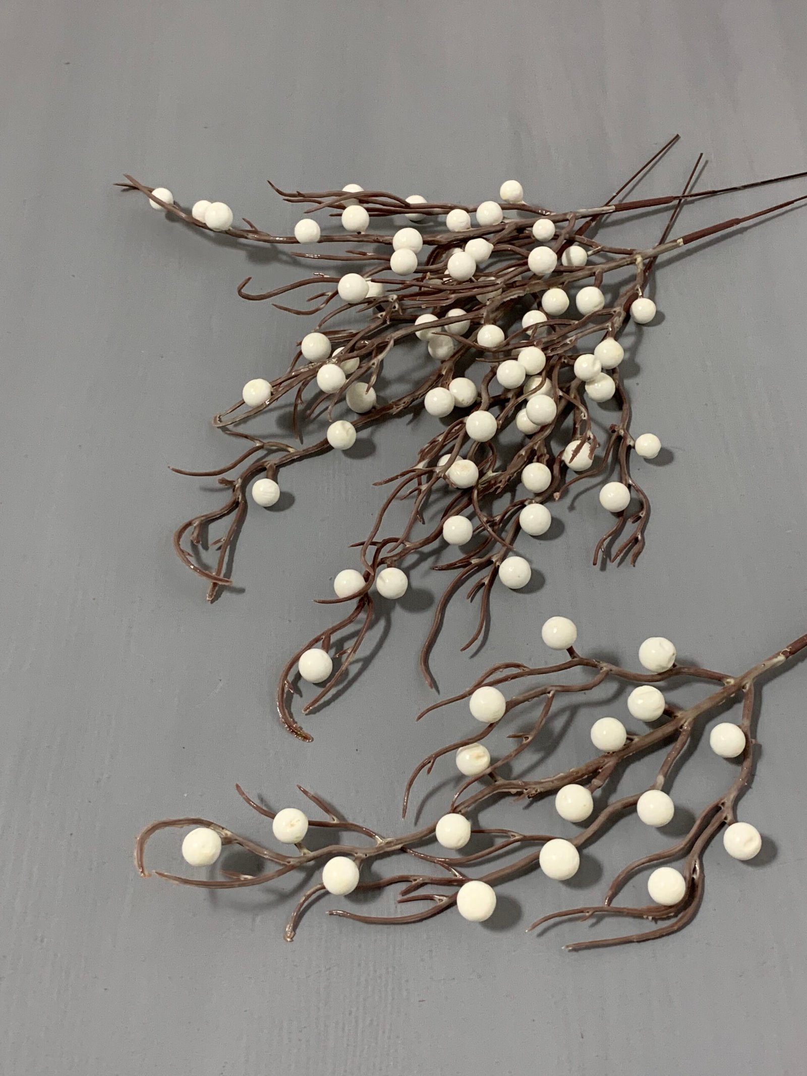 Штучні ягідки на коричневому стеблі білі глазуровані 30 см. 02-17. - Штучні ягоди та плоди Штучні ягідки на коричневому стеблі білі глазуровані 30 см. 02-17. - Штучні ягоди та плоди