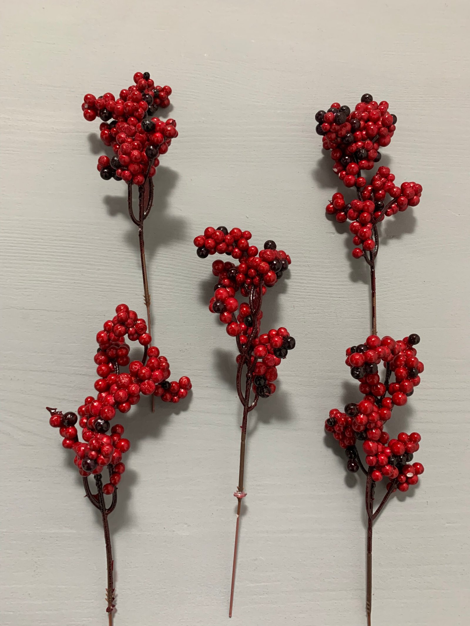 Штучні ягідки на стеблі червоно-чорні 18 см. H12. - Штучні ягоди та плоди Штучні ягідки на стеблі червоно-чорні 18 см. H12. - Штучні ягоди та плоди
