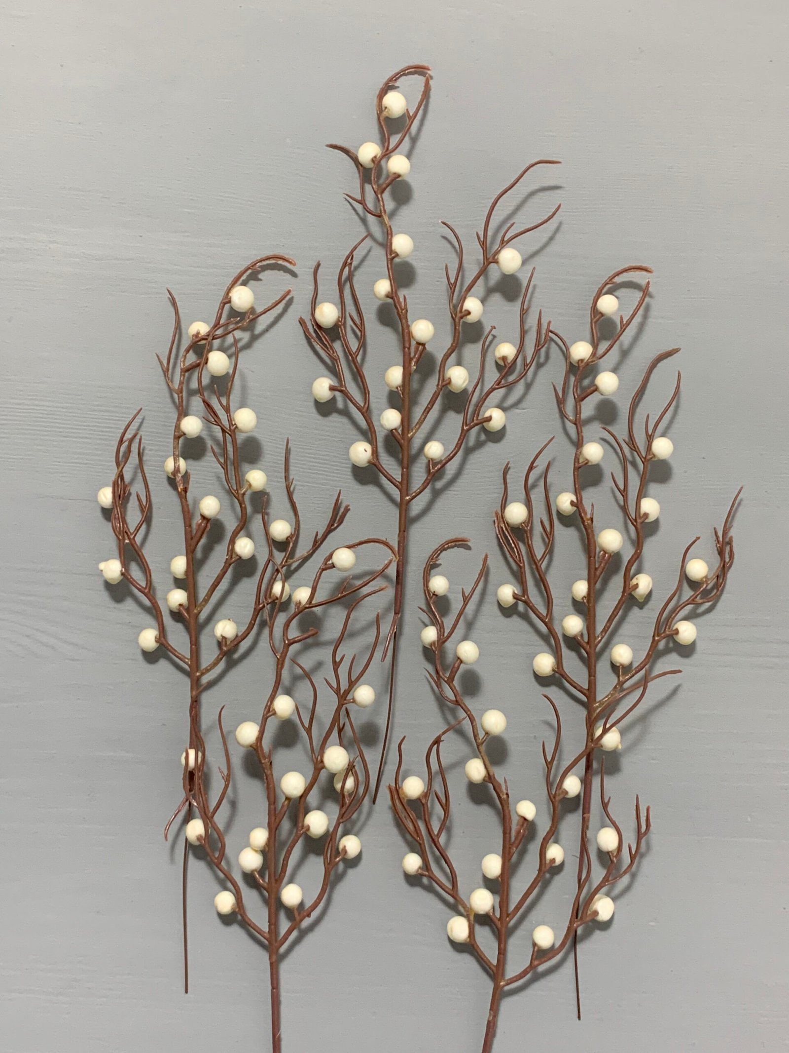 Штучні ягідки на коричневому стеблі білі 30 см. 02-17. - Штучні ягоди та плоди Штучні ягідки на коричневому стеблі білі 30 см. 02-17. - Штучні ягоди та плоди