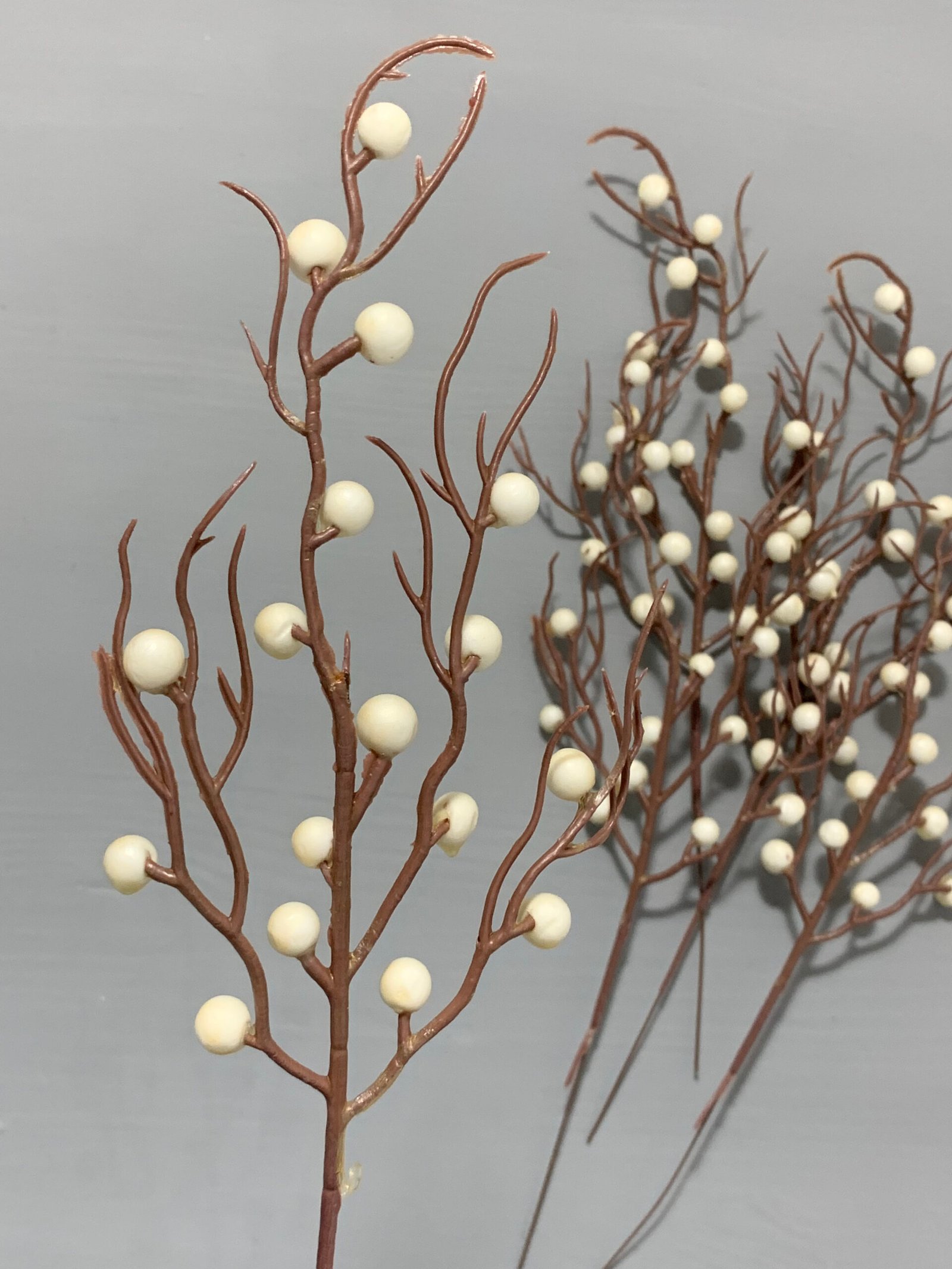 Штучні ягідки на коричневому стеблі білі 30 см. 02-17. - Штучні ягоди та плоди Штучні ягідки на коричневому стеблі білі 30 см. 02-17. - Штучні ягоди та плоди