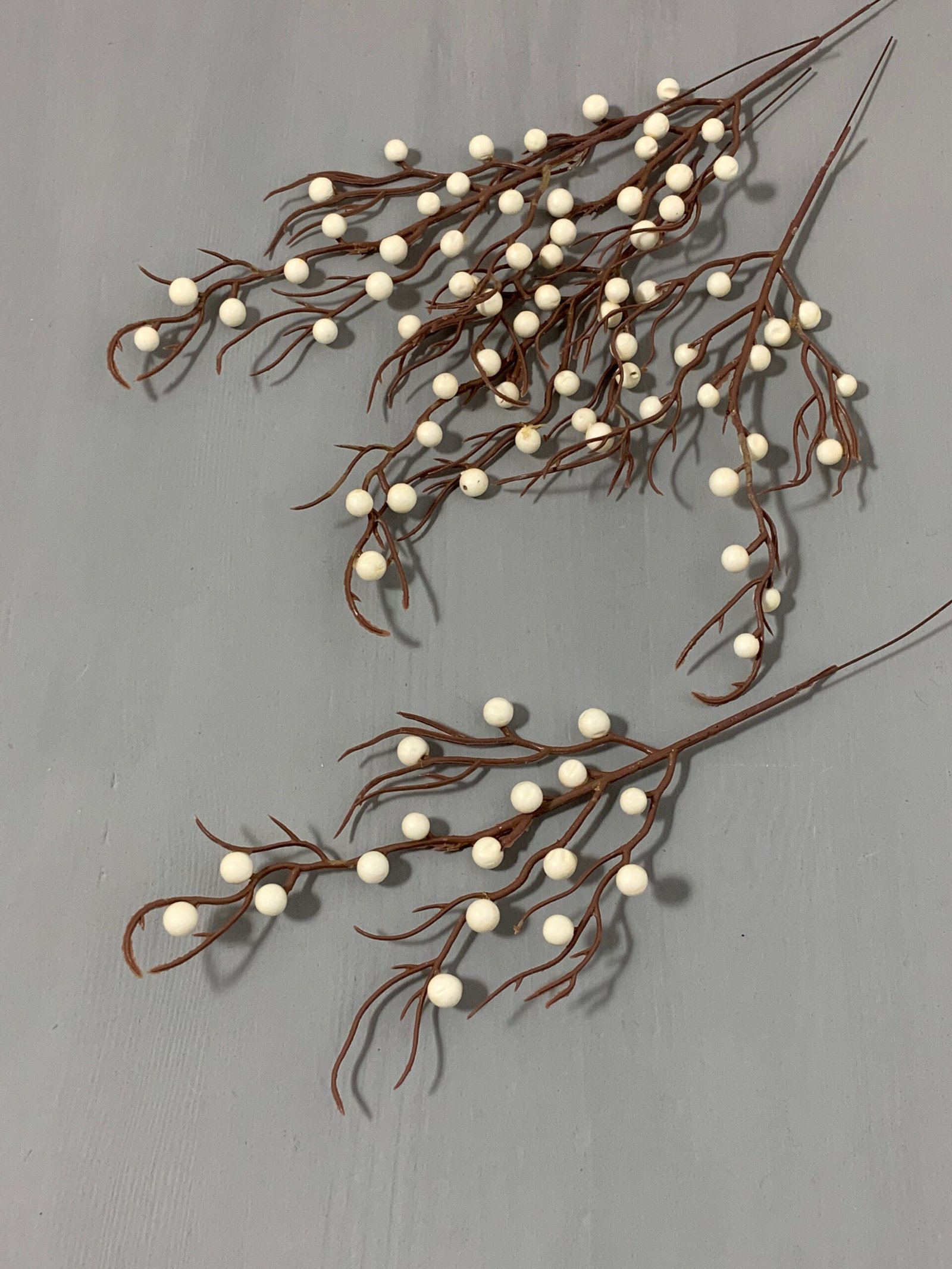 Штучні ягідки на коричневому стеблі білі 30 см. 02-17. - Штучні ягоди та плоди Штучні ягідки на коричневому стеблі білі 30 см. 02-17. - Штучні ягоди та плоди