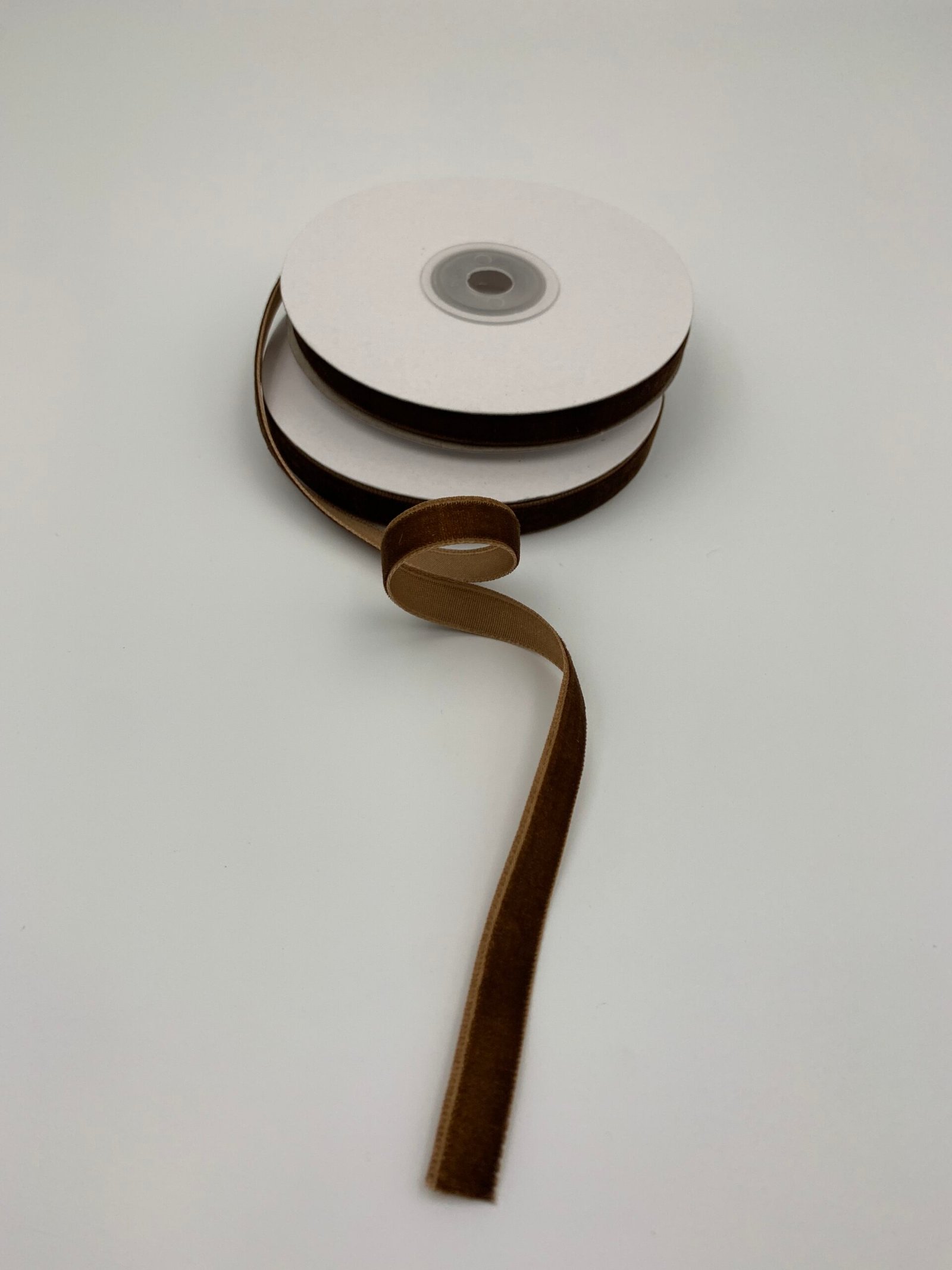 Стрічка зі штучного оксамиту Коричнева 1 см/9 см - Бавовняні стрічки Стрічка зі штучного оксамиту Коричнева 1 см/9 см - Бавовняні стрічки