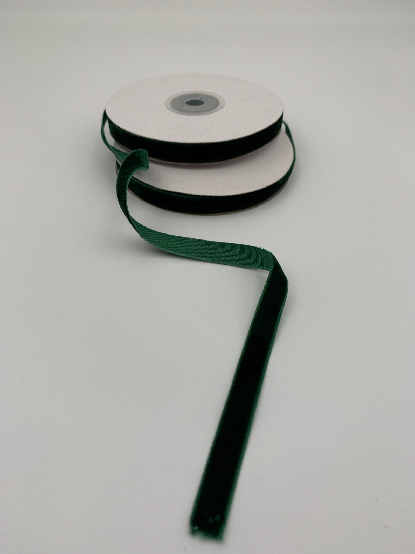 Стрічка зі штучного оксамиту Смарагдова 1 см/9 м - Бавовняні стрічки Стрічка зі штучного оксамиту Смарагдова 1 см/9 м - Бавовняні стрічки