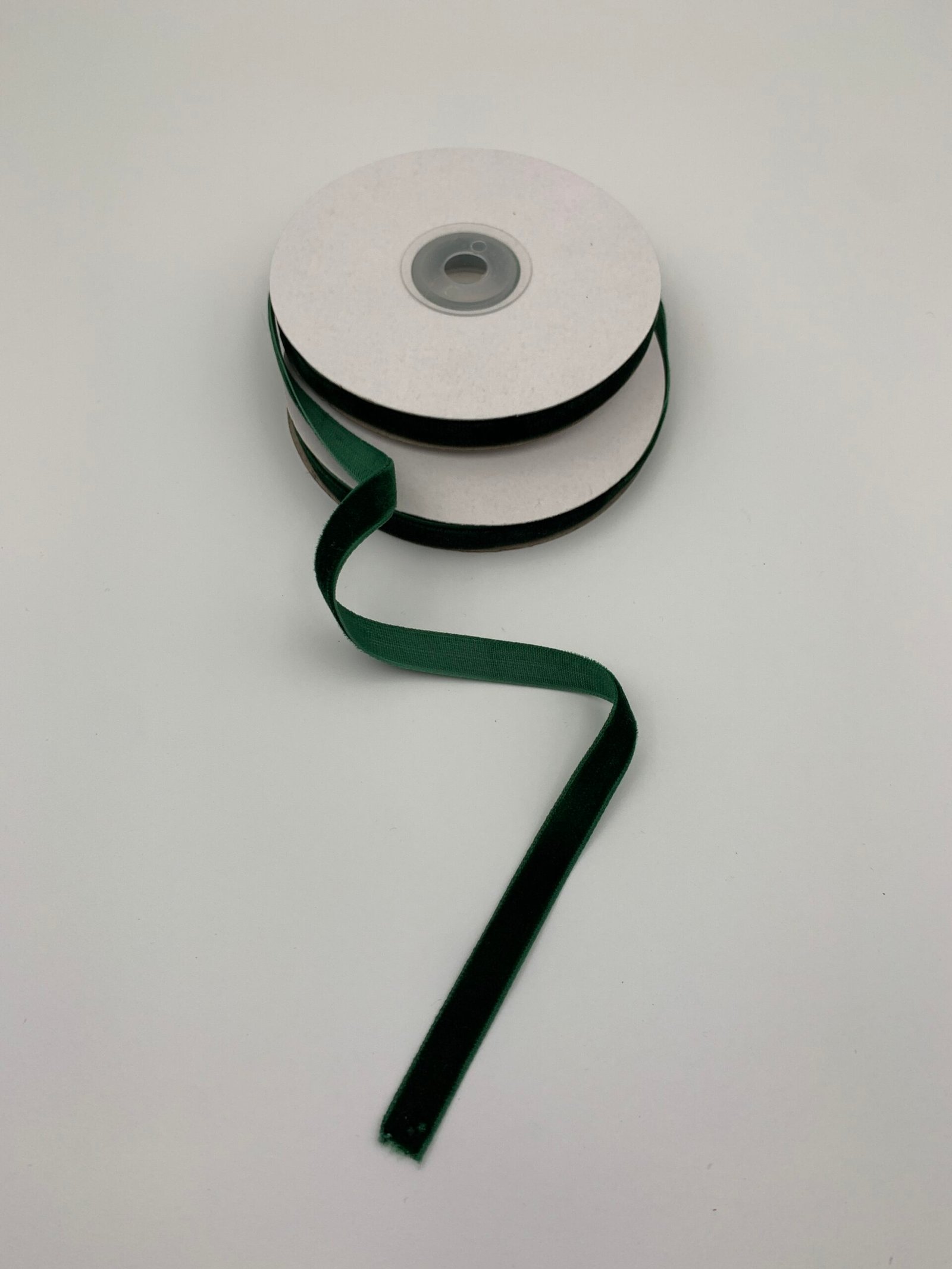 Стрічка зі штучного оксамиту Смарагдова 1 см/9 м - Бавовняні стрічки Стрічка зі штучного оксамиту Смарагдова 1 см/9 м - Бавовняні стрічки