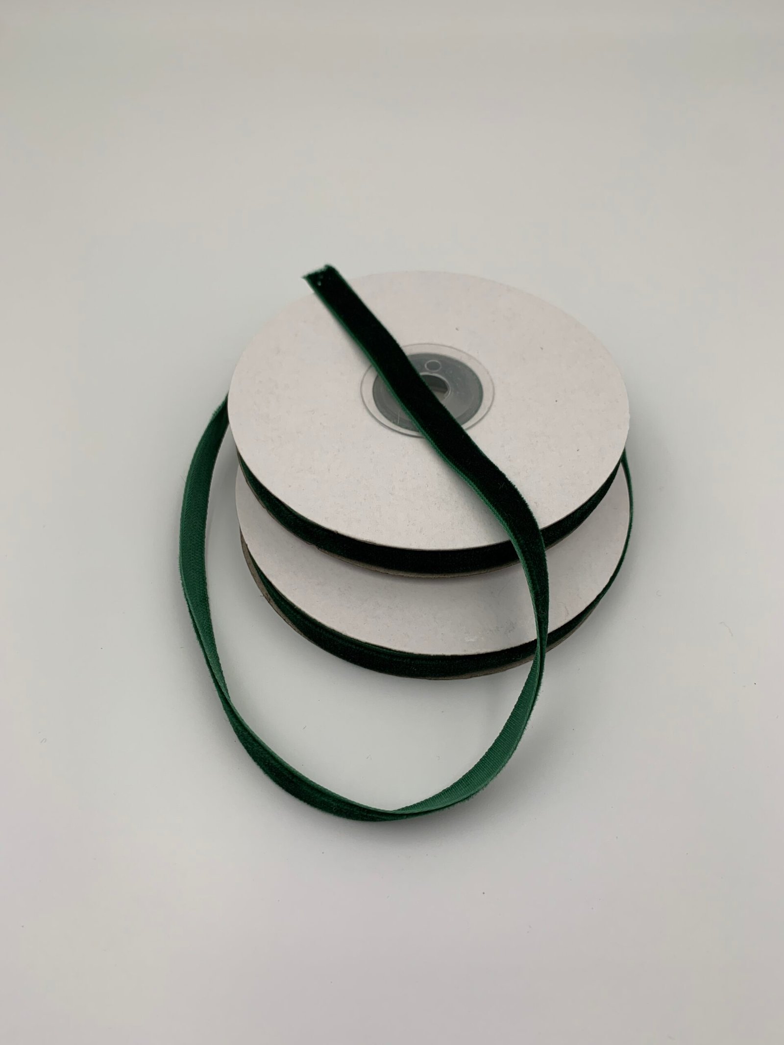 Стрічка зі штучного оксамиту Смарагдова 1 см/9 м - Бавовняні стрічки Стрічка зі штучного оксамиту Смарагдова 1 см/9 м - Бавовняні стрічки