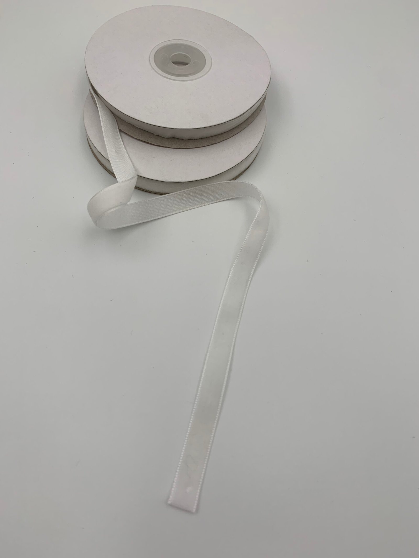 Стрічка зі штучного оксамиту Біла 1 см/9 м - Бавовняні стрічки Стрічка зі штучного оксамиту Біла 1 см/9 м - Бавовняні стрічки