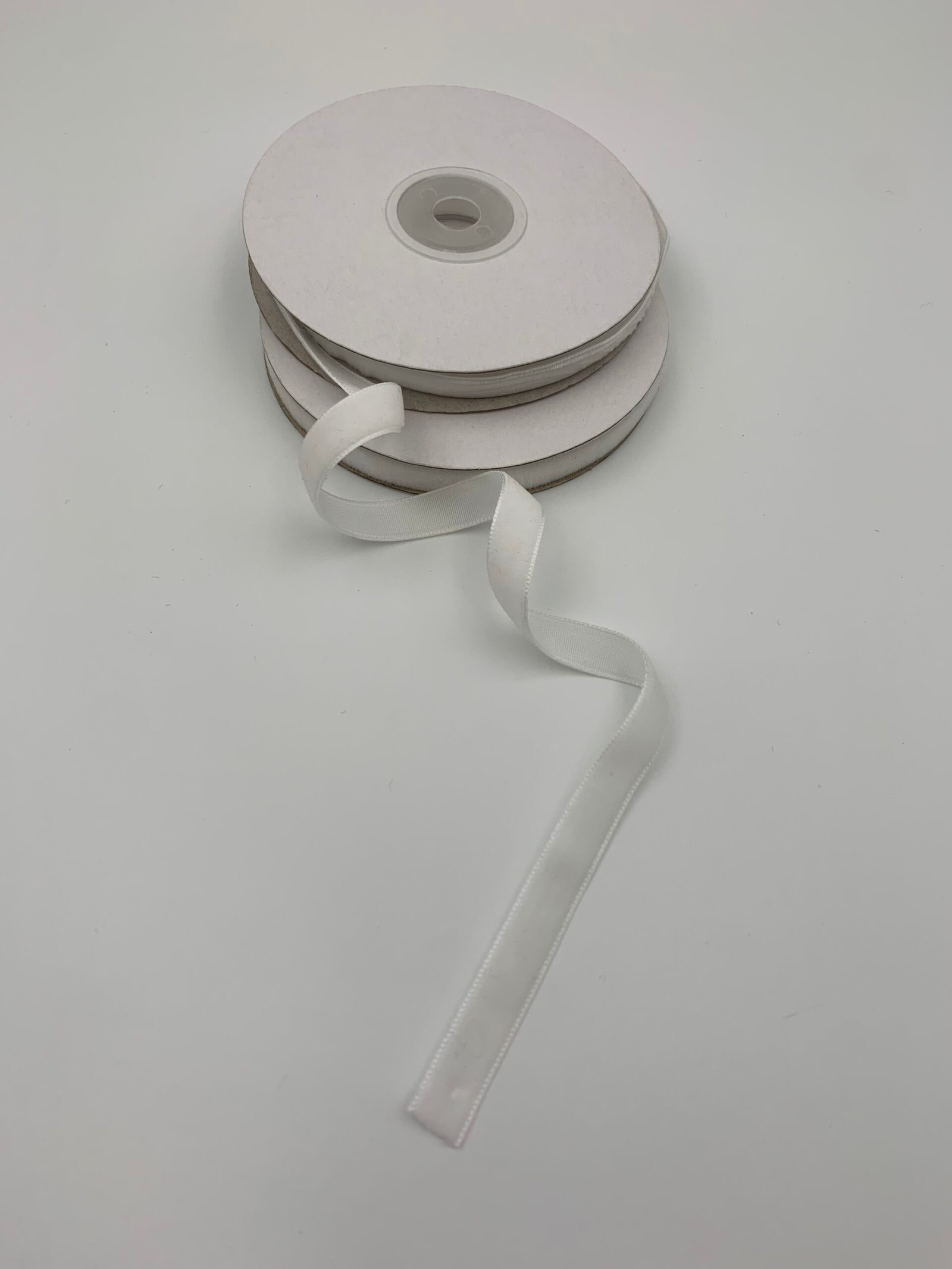 Стрічка зі штучного оксамиту Біла 1 см/9 м - Бавовняні стрічки Стрічка зі штучного оксамиту Біла 1 см/9 м - Бавовняні стрічки