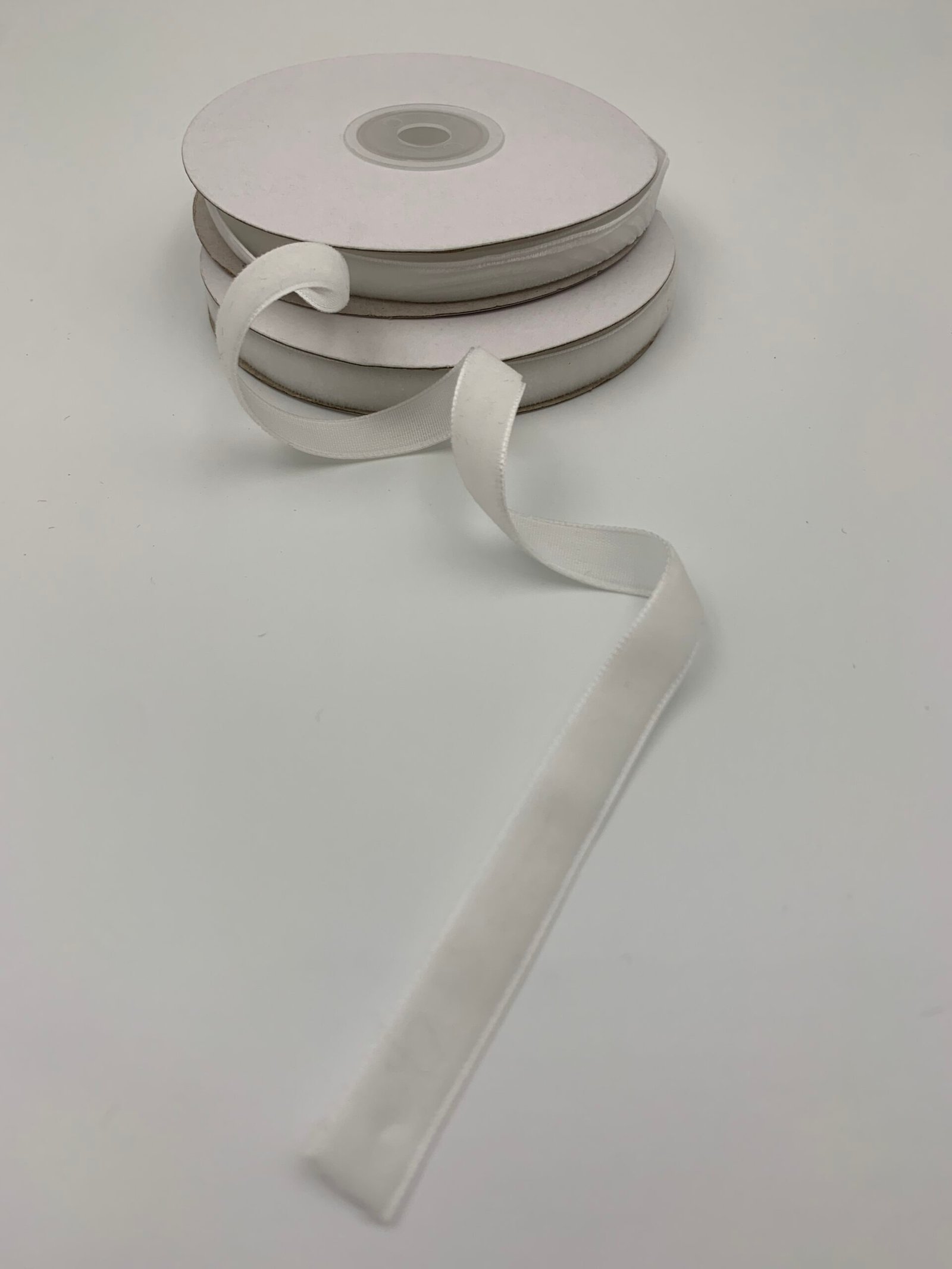 Стрічка зі штучного оксамиту Айворі 1 см/9 м - Бавовняні стрічки Стрічка зі штучного оксамиту Айворі 1 см/9 м - Бавовняні стрічки