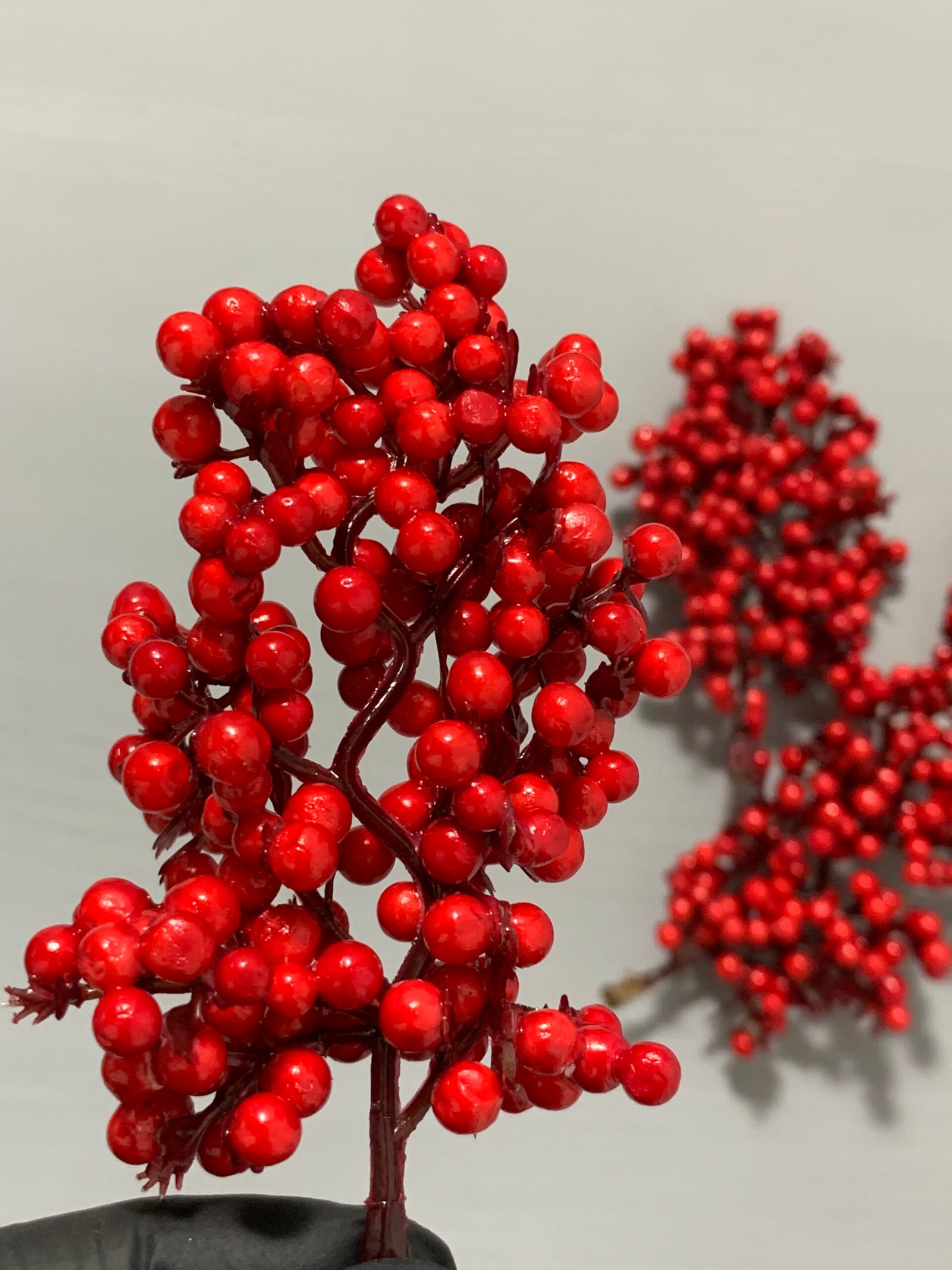 Штучні ягідки без стебла, червоні з листочками 10 см. F11. - Штучні ягоди та плоди Штучні ягідки без стебла, червоні з листочками 10 см. F11. - Штучні ягоди та плоди