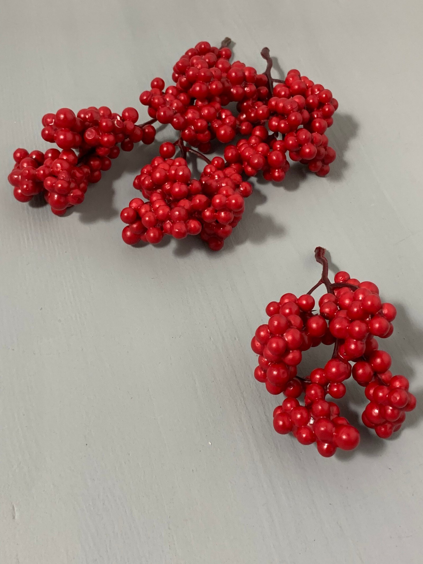 Штучні ягідки на стеблі, червоні матові 11 см. C16. - Штучні ягоди та плоди Штучні ягідки на стеблі, червоні матові 11 см. C16. - Штучні ягоди та плоди