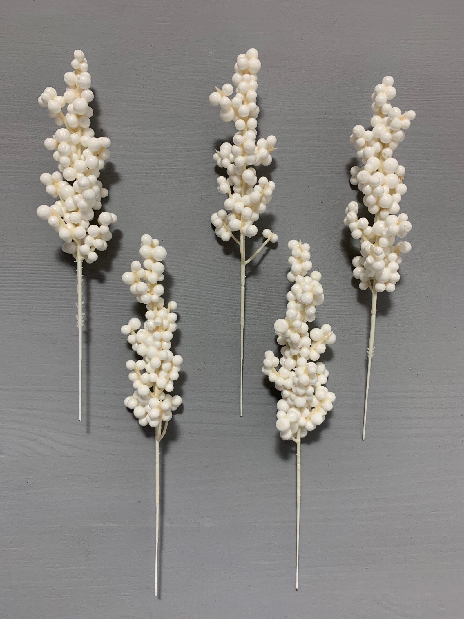 Штучні ягідки на білому стеблі білі 20 см. 05-12. - Штучні ягоди та плоди Штучні ягідки на білому стеблі білі 20 см. 05-12. - Штучні ягоди та плоди