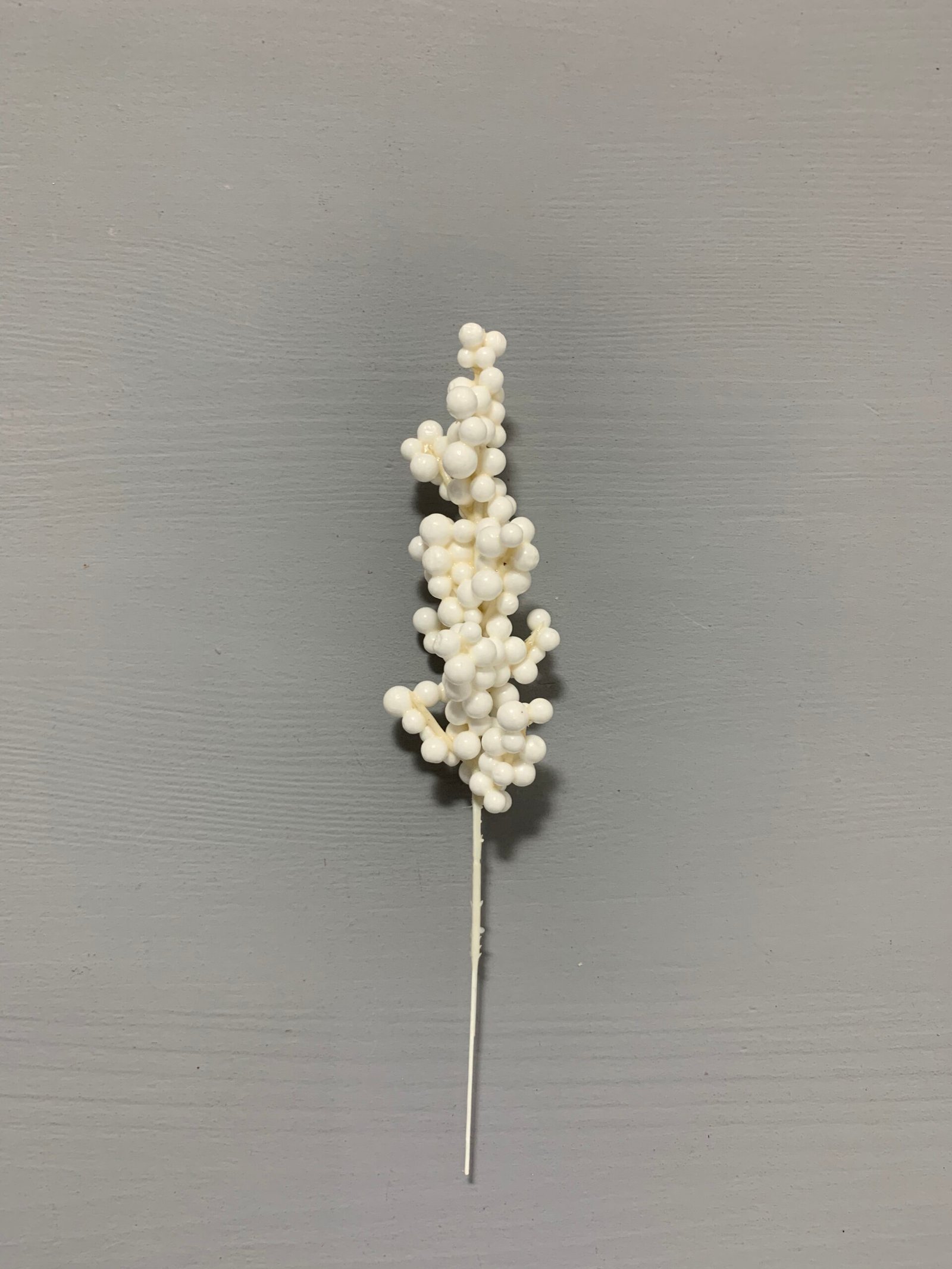 Штучні ягідки на білому стеблі білі 20 см. 05-12. - Штучні ягоди та плоди Штучні ягідки на білому стеблі білі 20 см. 05-12. - Штучні ягоди та плоди