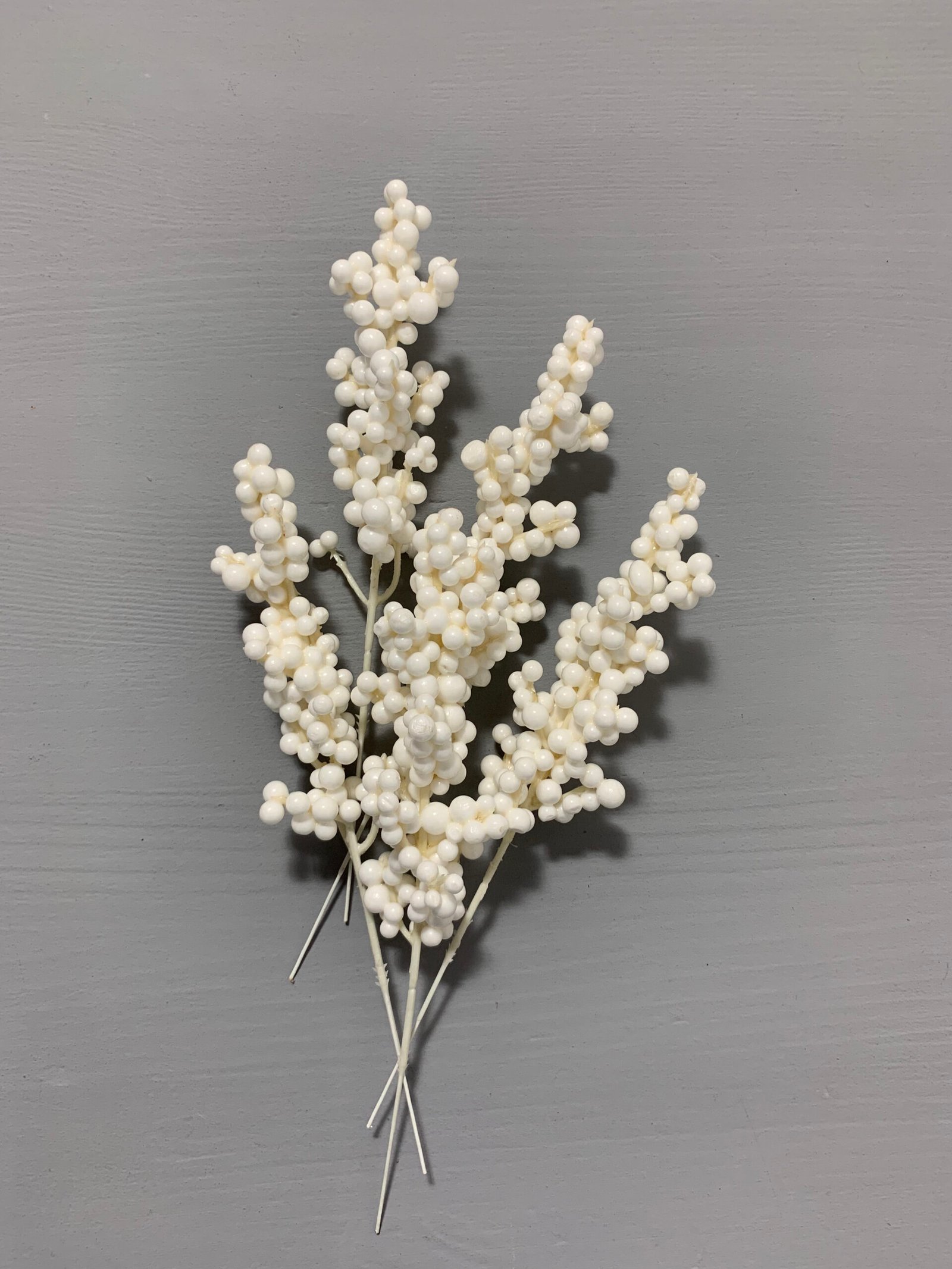 Штучні ягідки на білому стеблі білі 20 см. 05-12. - Штучні ягоди та плоди Штучні ягідки на білому стеблі білі 20 см. 05-12. - Штучні ягоди та плоди