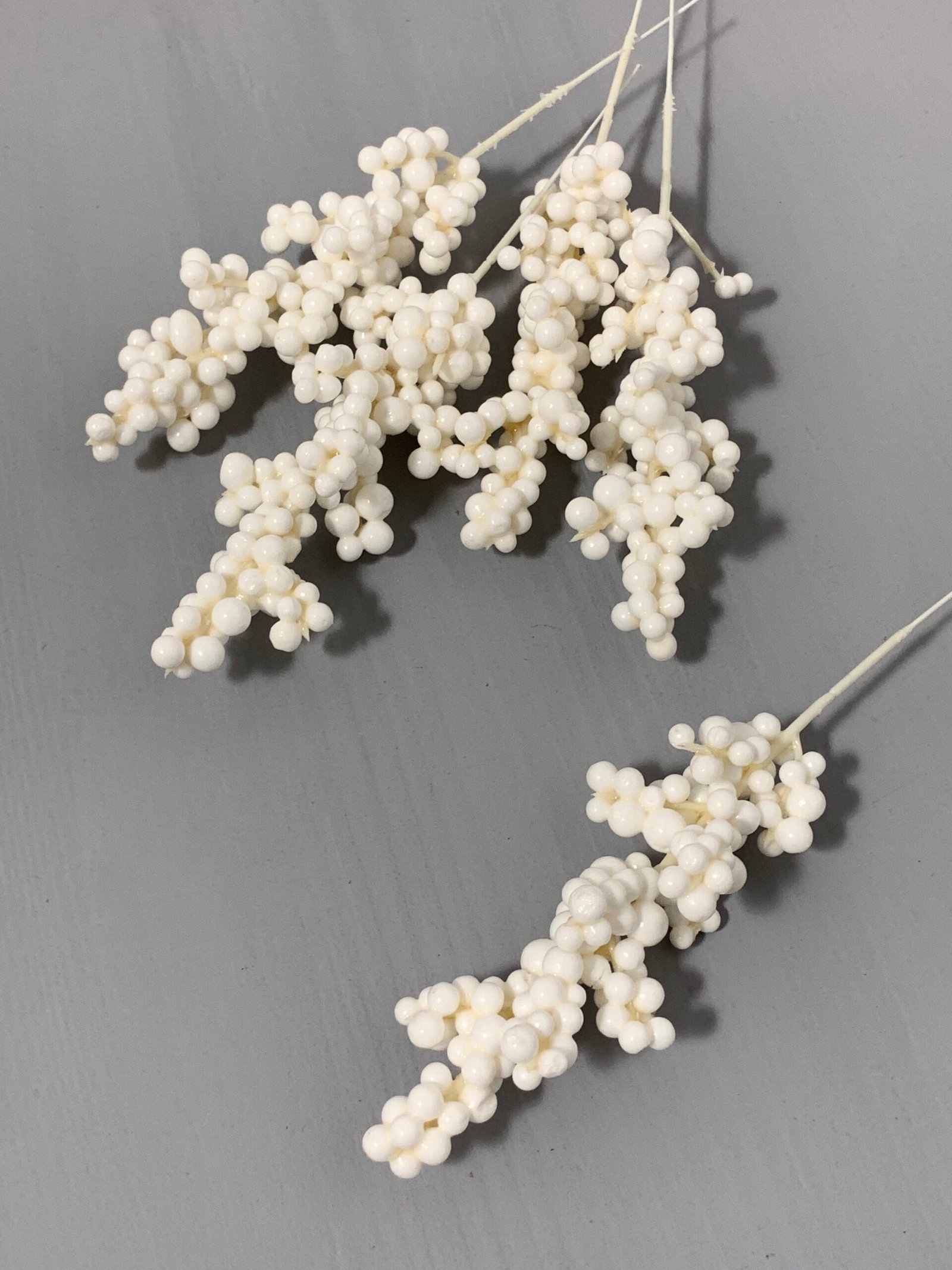 Штучні ягідки на білому стеблі білі 20 см. 05-12. - Штучні ягоди та плоди Штучні ягідки на білому стеблі білі 20 см. 05-12. - Штучні ягоди та плоди