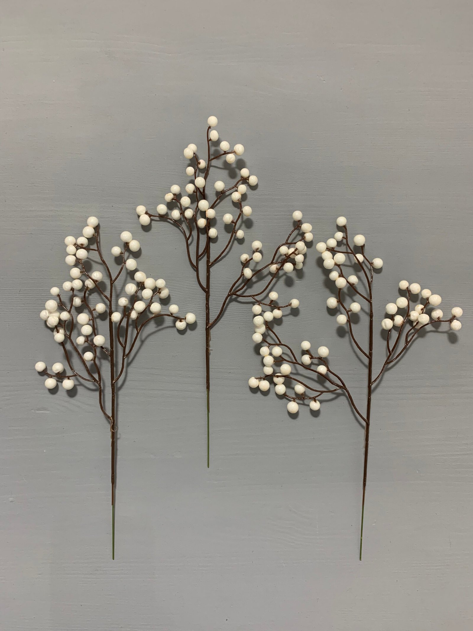 Штучні ягідки на коричневому стеблі білі 30 см. 03. - Штучні ягоди та плоди Штучні ягідки на коричневому стеблі білі 30 см. 03. - Штучні ягоди та плоди