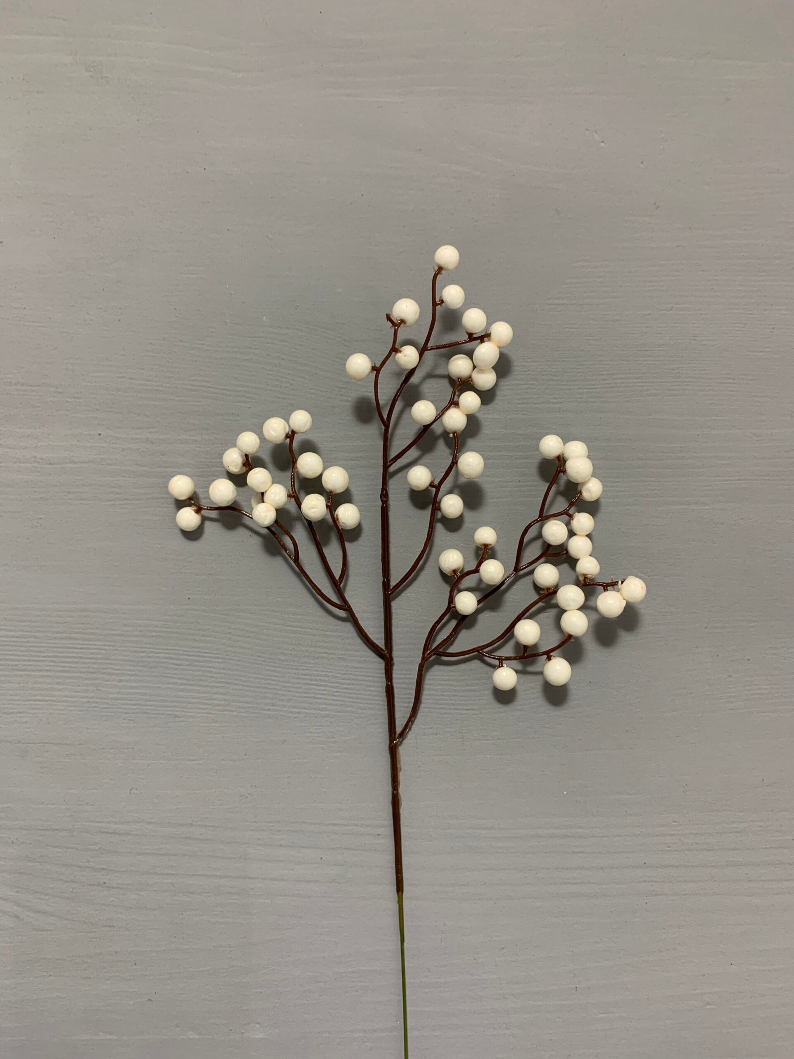 Штучні ягідки на коричневому стеблі білі 30 см. 03. - Штучні ягоди та плоди Штучні ягідки на коричневому стеблі білі 30 см. 03. - Штучні ягоди та плоди