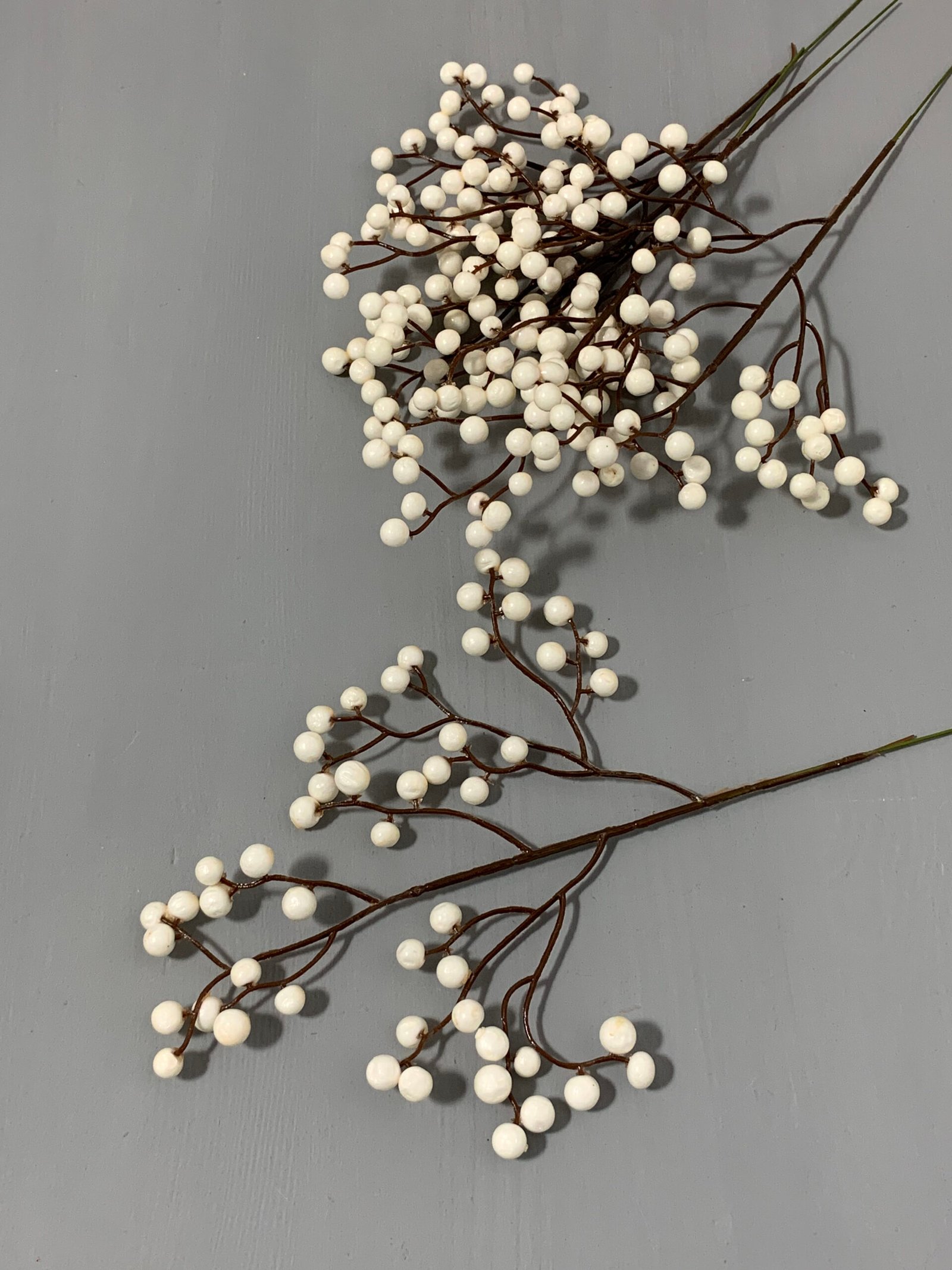 Штучні ягідки на коричневому стеблі білі 30 см. 03. - Штучні ягоди та плоди Штучні ягідки на коричневому стеблі білі 30 см. 03. - Штучні ягоди та плоди