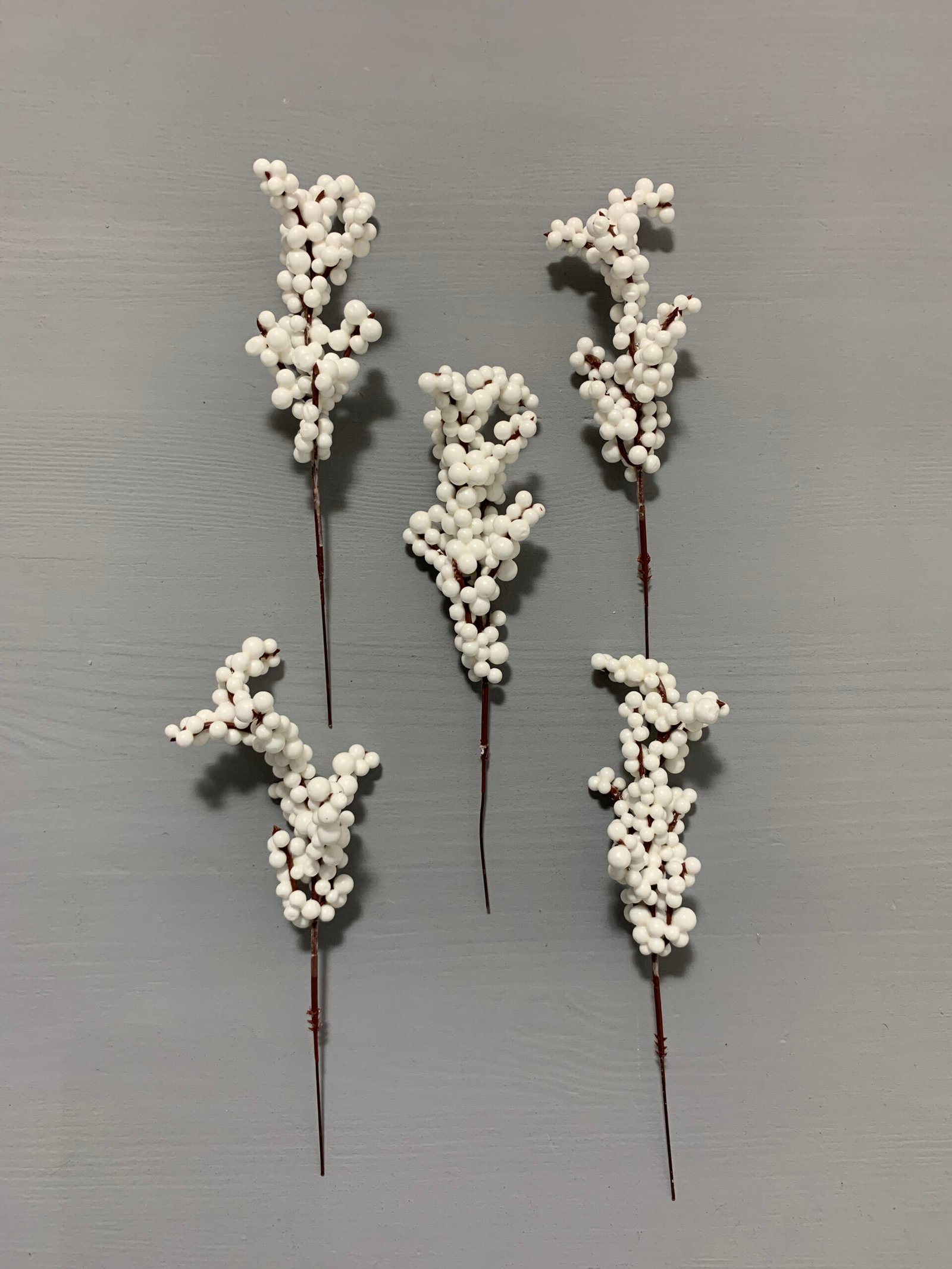 Штучні ягідки на коричневому стеблі білі 18 см. 10-8. - Штучні ягоди та плоди Штучні ягідки на коричневому стеблі білі 18 см. 10-8. - Штучні ягоди та плоди