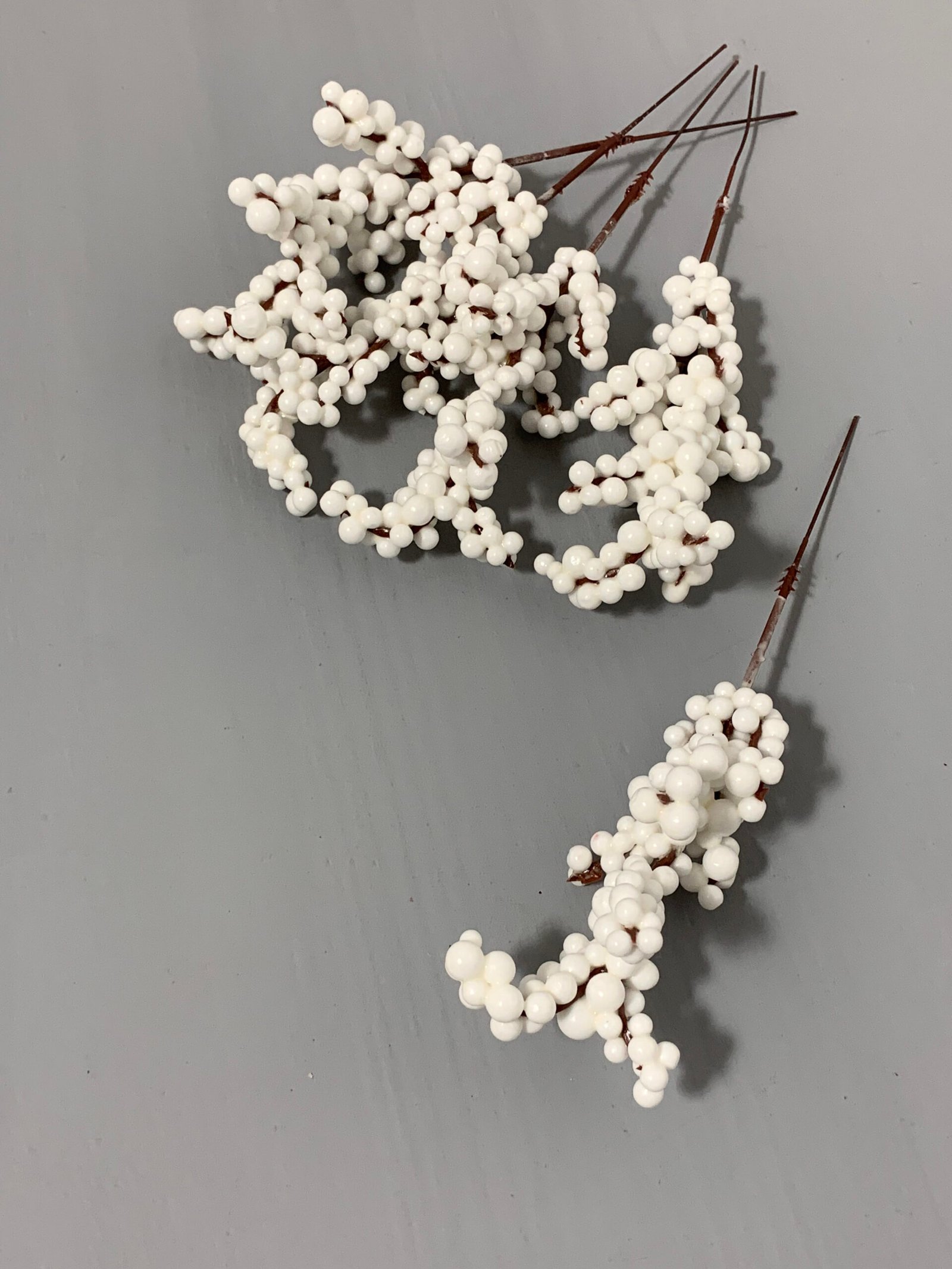 Штучні ягідки на коричневому стеблі білі 18 см. 10-8. - Штучні ягоди та плоди Штучні ягідки на коричневому стеблі білі 18 см. 10-8. - Штучні ягоди та плоди