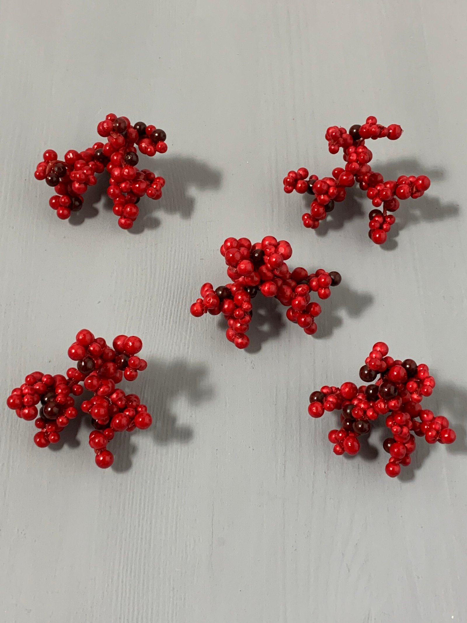 Штучні ягідки без стебла, червоно-чорні 3 гілки, 5 см. C2. - Штучні ягоди та плоди Штучні ягідки без стебла, червоно-чорні 3 гілки, 5 см. C2. - Штучні ягоди та плоди