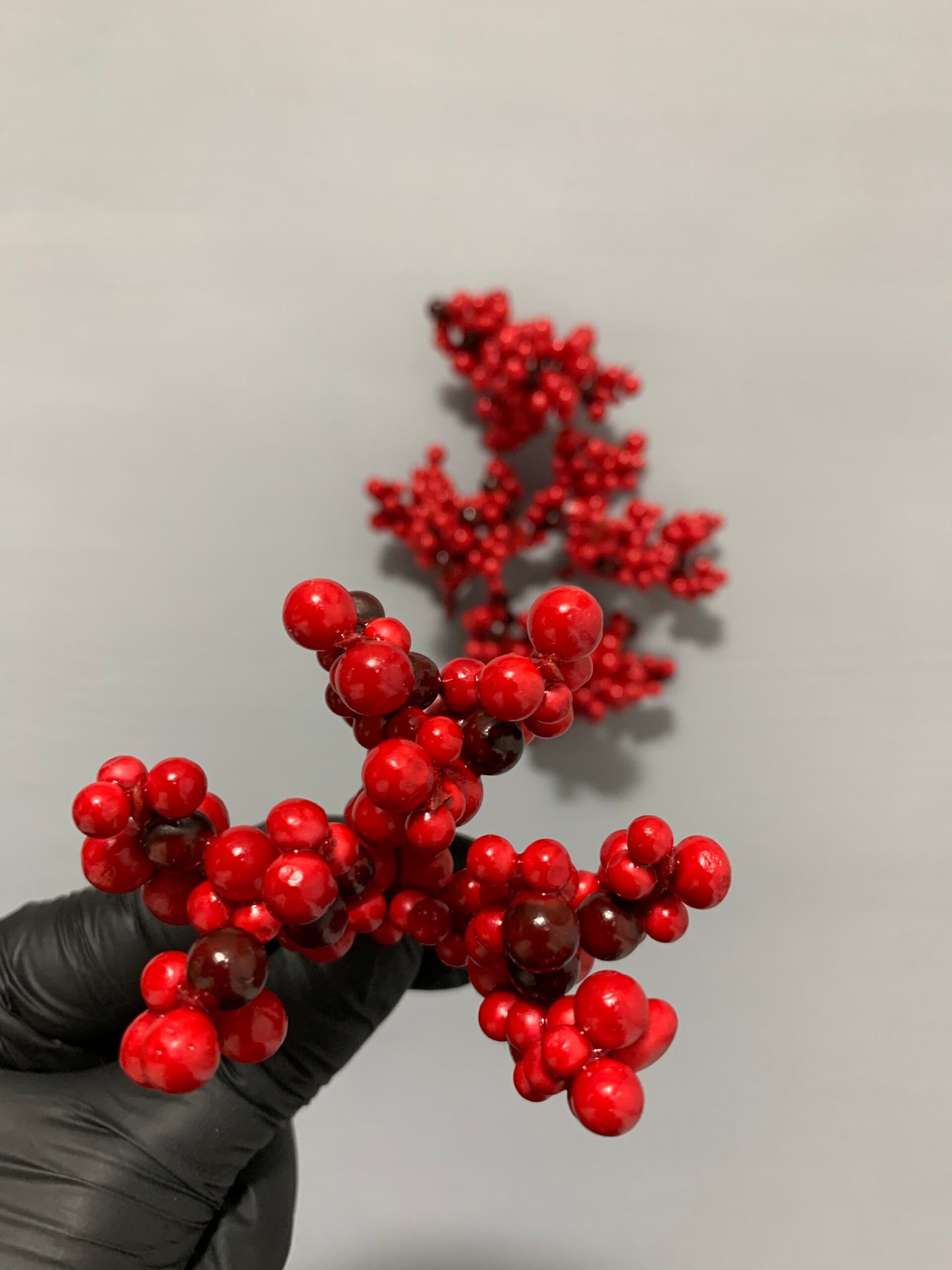 Штучні ягідки без стебла, червоно-чорні 3 гілки, 5 см. C2. - Штучні ягоди та плоди Штучні ягідки без стебла, червоно-чорні 3 гілки, 5 см. C2. - Штучні ягоди та плоди