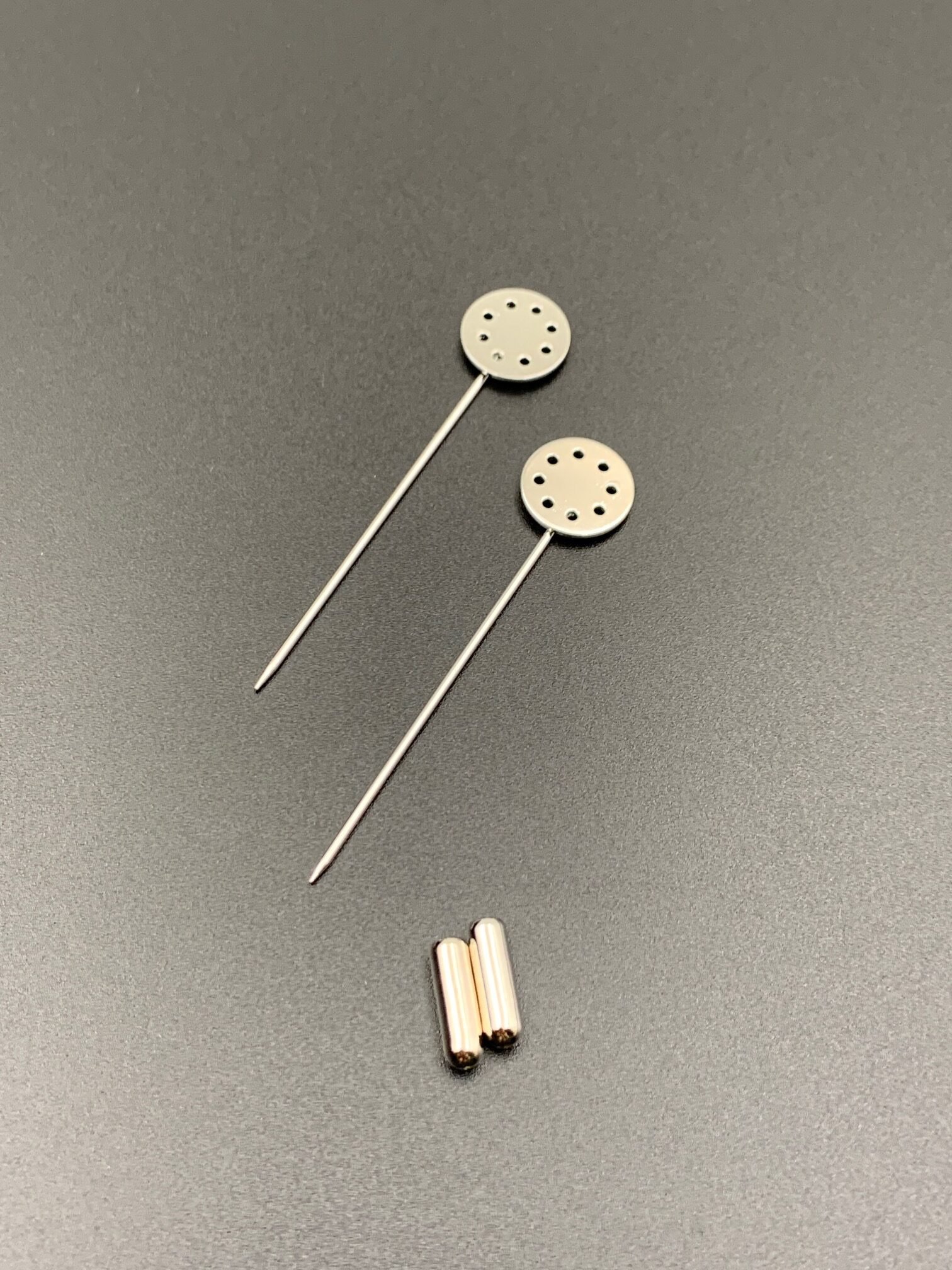 Основа для прикрас ручної роботи, ПЛАТИНА, 8 отворів шпилька з заглушкою - Букети, бутоньєрки, набори для творчості Основа для прикрас ручної роботи, ПЛАТИНА, 8 отворів шпилька з заглушкою - Букети, бутоньєрки, набори для творчості