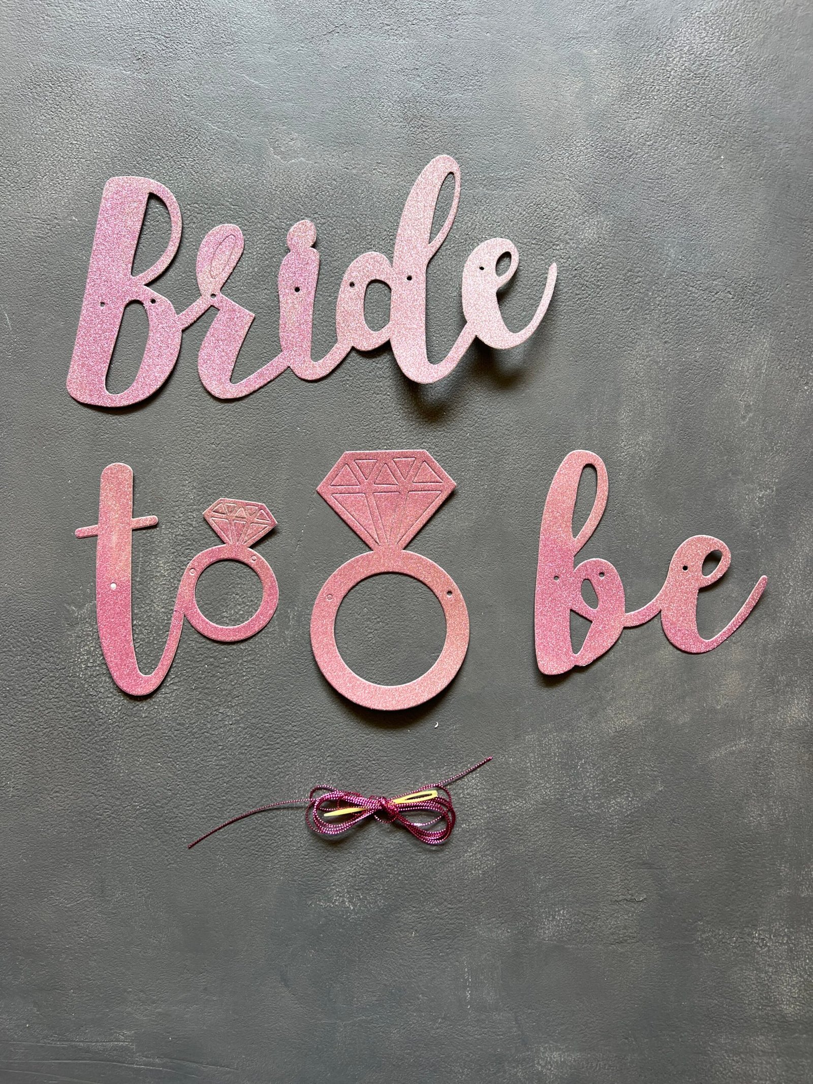 Гірлянда "Bride to be" гліттерна, рожева - Дівич вечір Гірлянда "Bride to be" гліттерна, рожева - Дівич вечір